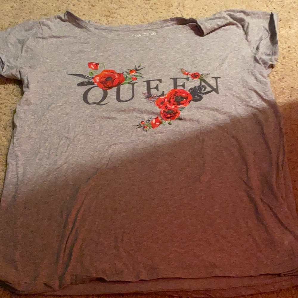 2x grey t-shirt “queen” with roses